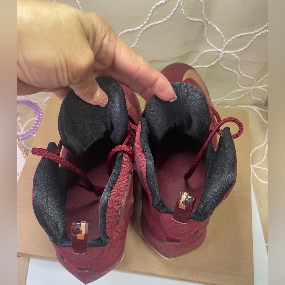 Lebron 13‎ Maroon and Gold size 6.5 Y Kids - Picture 5 of 11